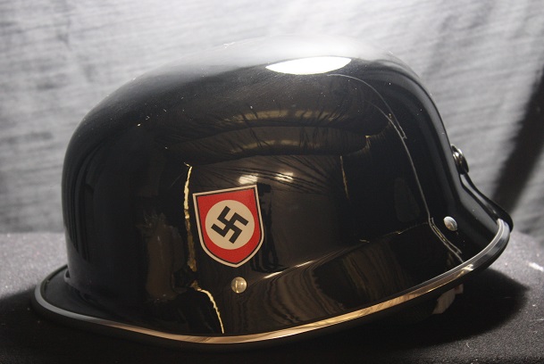 Plastehelm in Wehrmachtsform mit SS Aufkleber - Reichsversand